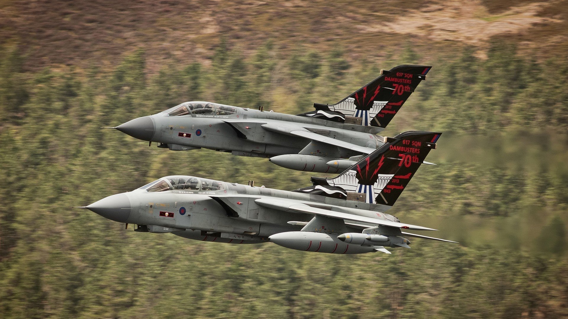 英超球队采用智能穿戴设备提升训练科学性,英超联赛用球